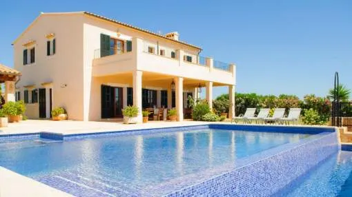 Country villa with private pool, landscaped garden and air conditioning Country villa with private pool, landscaped garden and air conditioning