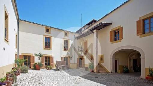 Property Palma de Mallorca: Palatial mansion of the XIV C. with views of the Bay of Palma. Close to Golf. Property Palma de Mallorca: Palatial mansion of the XIV C. with views of the Bay of Palma. Close to Golf.