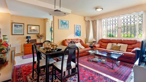 Townhouse with a large garden for sale in the school area, Palma, Majorca. Townhouse with a large garden for sale in the school area, Palma, Majorca.