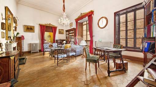 Bright city palace with garden for sale, Old Town, Palma de Majorca. Bright city palace with garden for sale, Old Town, Palma de Majorca.