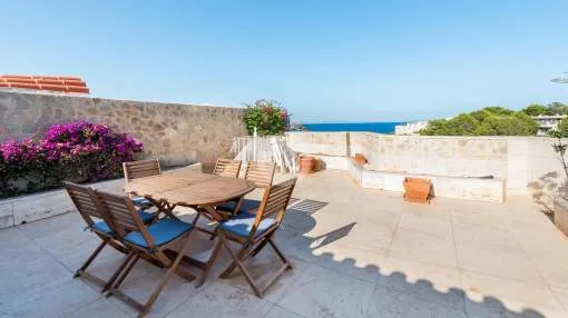 Spacious penthouse on the seafront for sale in Cala Vinyas, Mallorca. 