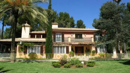 Beautiful south facing villa with pretty gardens Beautiful south facing villa with pretty gardens