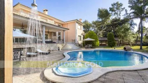 Imposing and luxurious Villa with beautiful gardens