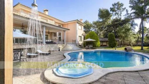 Imposing and luxurious Villa with beautiful gardens Imposing and luxurious Villa with beautiful gardens