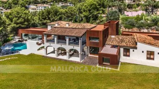 Exceptional villa on a park-like plot with fantastic views to Palma and the sea