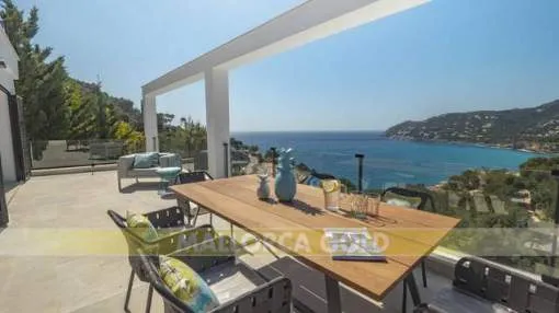 Modern villa in prime location with stunning views to the sea and the bay
