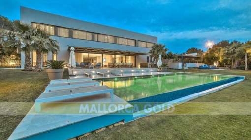 Modern minimalist family villa with sea views in the bay of Santa Ponsa Modern minimalist family villa with sea views in the bay of Santa Ponsa