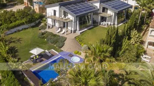 Modern villa with sea views and provided with the latest energy technical level