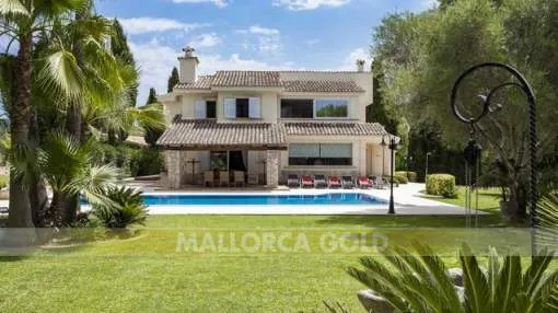 Villa with privacy on a large flat plot Villa with privacy on a large flat plot