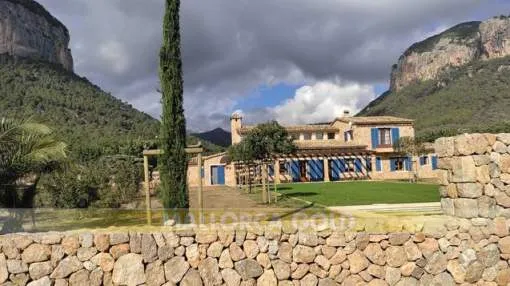 Very sunny stone-made-finca with large outdoor space