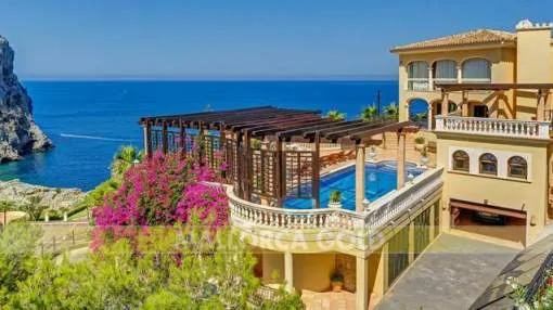 Villa with elevator, garage, separate guest apartment and staff apartment with sea views