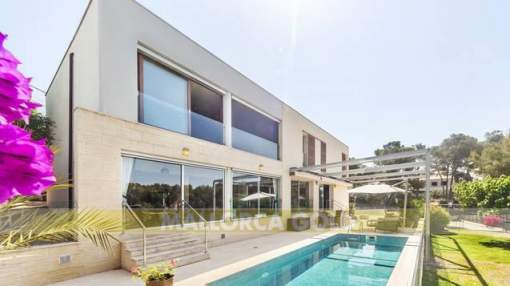 Spacious family villa with pool and garden Spacious family villa with pool and garden
