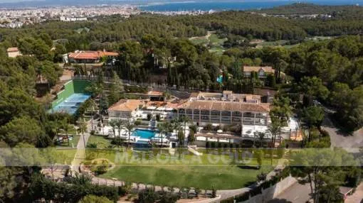 Unique plateau-property with panoramic golf views Unique plateau-property with panoramic golf views