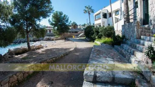 PROJECT: Villa to renovate with a direct access to a beautiful sand beach