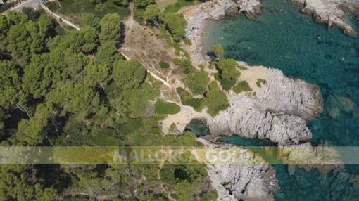 Prestigious building plot in first sea line with direct sea access Prestigious building plot in first sea line with direct sea access