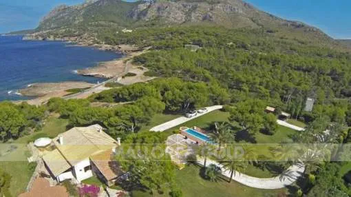 Outstanding historic seafront property with direct access to the Bay of Pollensa