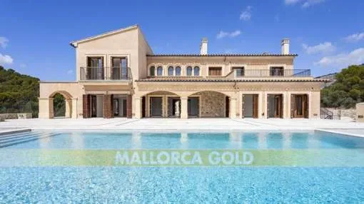Magnificent manor house on a 20 Ha plot with sea views in Camp de Mar