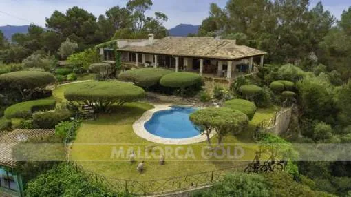 Luxurious and exclusive country residence with panoramic views and immaculate gardens