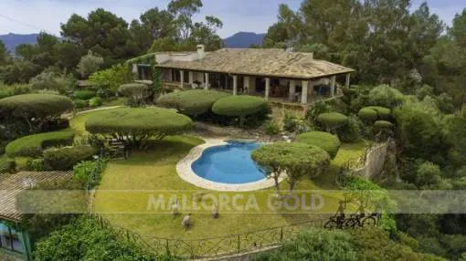 Luxurious and exclusive country residence with panoramic views and immaculate gardens Luxurious and exclusive country residence with panoramic views and immaculate gardens