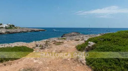 Last available unique plot in first line with sea access and license in Cala D´Or