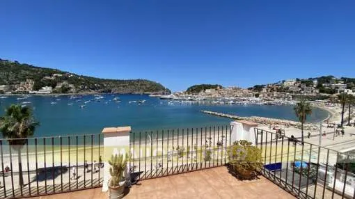 Frontline property with three apartments, two commercial premises and panoramic views of the sea and the mountains