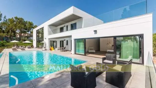 Spacious 7-bedroom villa with extensive lawn area Spacious 7-bedroom villa with extensive lawn area