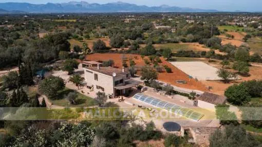 Modern country house with lots of light and pool in a quiet and sunny area with panoramic views