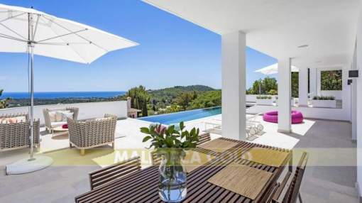 Completely refurbished villa with amazing sea and golf views in prime location Completely refurbished villa with amazing sea and golf views in prime location