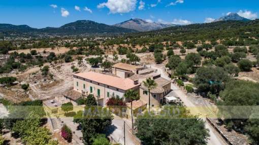 Mallorcan mansion from the 18th century with 1.600.000 m2 of land Mallorcan mansion from the 18th century with 1.600.000 m2 of land