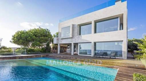 Modern waterfront villa with abundant sea view Modern waterfront villa with abundant sea view