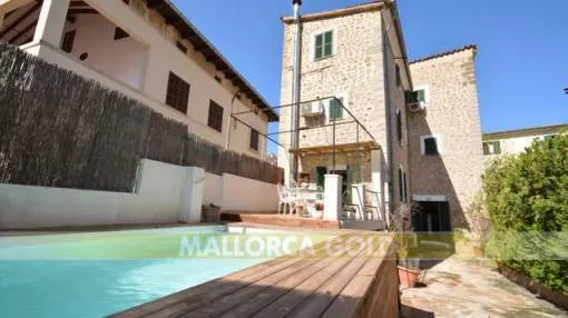 Charming townhouse with pool and lovely views of the mountains within walking distance of the square
