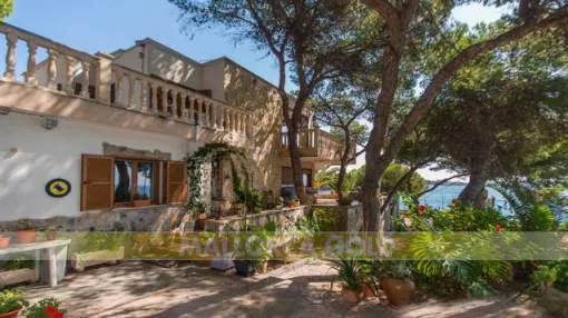 Villa to refurbish with spectacular views and private access to the sea