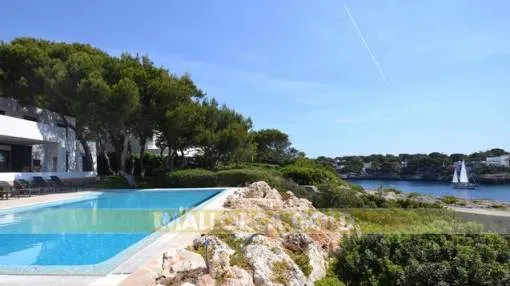 Beautiful waterfront villa with large garden and direct sea access in Cala D´or