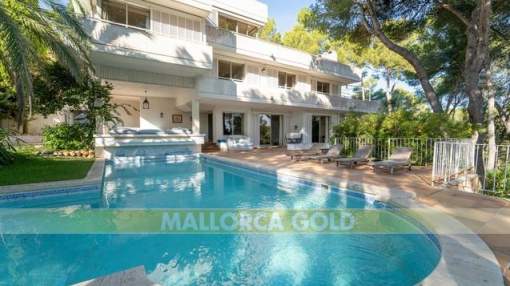 Investment: Frontline villa with direct sea access in Sol de Mallorca Investment: Frontline villa with direct sea access in Sol de Mallorca