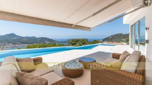 Contemporary style villa with spectacular panoramic views Contemporary style villa with spectacular panoramic views