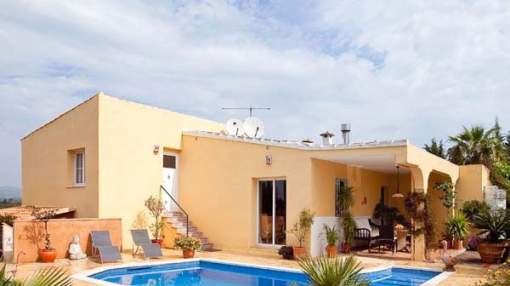 Very well-maintained country house with pool in the midst of beautiful countryside Very well-maintained country house with pool in the midst of beautiful countryside