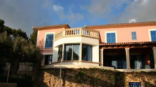 Furnished villa with swimming pool close to the beach