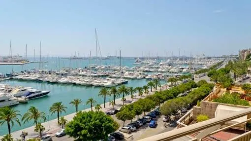 A pretty little sea-view penthouse apartment right on the Paseo Maritimo in Palma