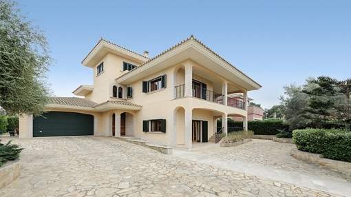 Villa in a modern-classic style with partial sea views in Cala Blava Villa in a modern-classic style with partial sea views in Cala Blava