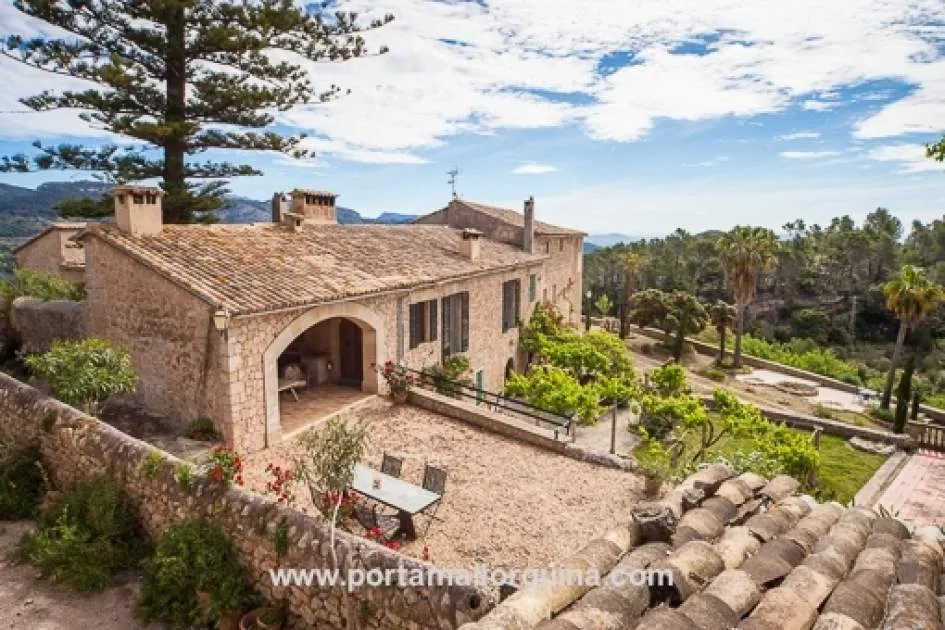 Grand and historical 17th century Mallorcan Finca in Esporles with imposing panoramic views