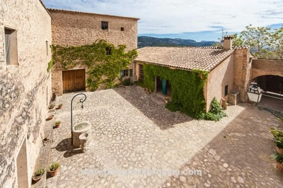 Grand and historical 17th century Mallorcan Finca in Esporles with imposing panoramic views