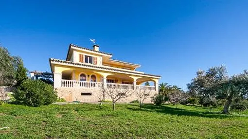 Finca on 2 floors with views to the bay and Tramuntana Mountains in Sa Cabaneta Finca on 2 floors with views to the bay and Tramuntana Mountains in Sa Cabaneta