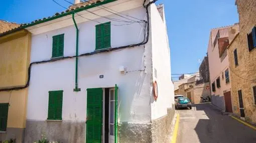 House in the historic centre to be refurbished with views over the roofs of Alcúdia in calm location