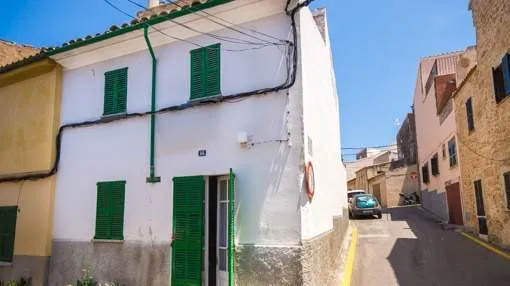 House in the historic centre to be refurbished with views over the roofs of Alcúdia in calm location House in the historic centre to be refurbished with views over the roofs of Alcúdia in calm location