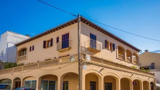 Well-maintained villa in central location