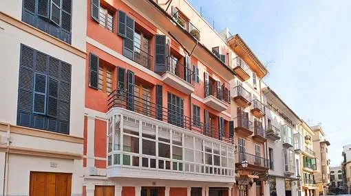 Beautiful listed building with 4 flats in a good location of La Lonja, in the historic centre