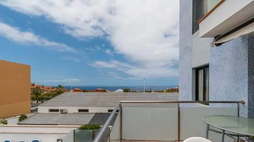 Bright two-bedroom apartment with terrace and views in El Madroñal