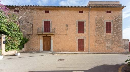 Elegant 19th Century Manor House on the edge of Santa Maria, partially refurbished Elegant 19th Century Manor House on the edge of Santa Maria, partially refurbished