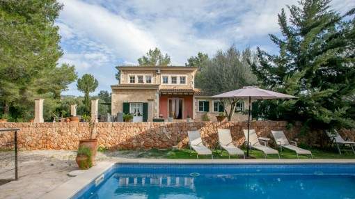 Exquisite natural-stone villa on a mature plot with pond and pool in the Puntiro urbanisation Exquisite natural-stone villa on a mature plot with pond and pool in the Puntiro urbanisation
