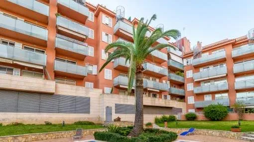 Quietly-situated apartment with communal pool and garage parking close to the Paseo Maritimo